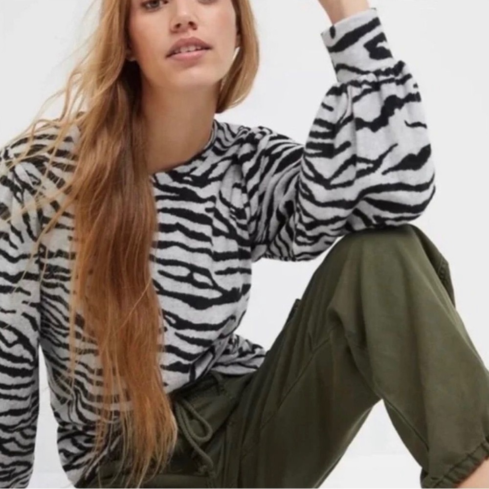 Anthropologie Sanctuary Grey & Black Zebra Print Soft
Fleece Top  Size Small